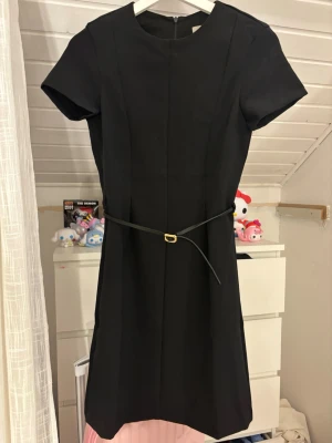 Hm klänning med skärp - En jättefin klänning ifrån h&m med skärp. Storlek xs. Endast använd fåtal gånger och ingen syn på användning. 💗