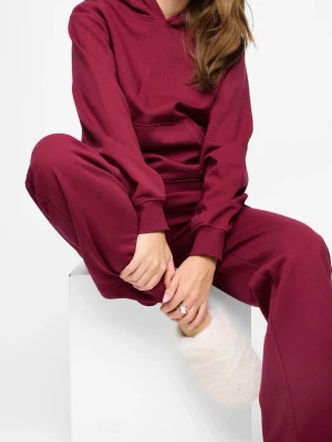 Vinrött loungewear-set med hoodie - Slutsåld snygg vinröd hoodie med huva och ribbade muddar från BikBok. Tillverkad i mjuk bomullsblandning som känns skön mot huden. Perfekt för en avslappnad och trendig look. Klassisk passform och stilren design utan tryck. Använd fåtal gånger. 