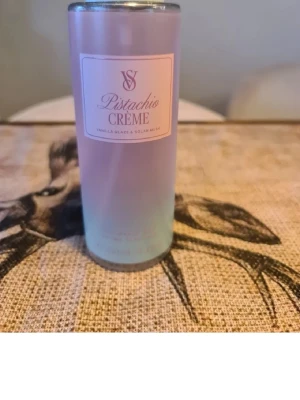 Pistachio Crème parfym Victoria's Secret - Fräsch parfym från Victoria's Secret i doften Pistachio Crème. . Perfekt för dig som gillar söta och krämiga parfymer. Helt ny och oanvänd 