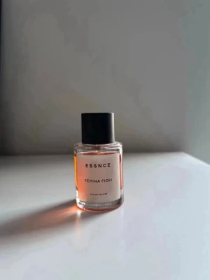 Essnce Femina Fiori  - Se bilder för kvarvarande mängd. 