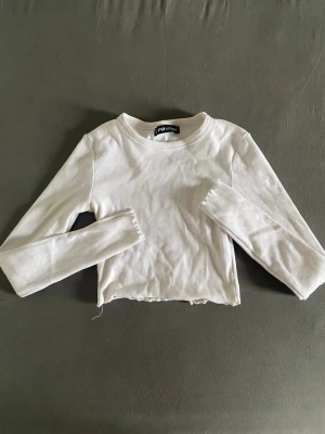 vit croppad topp - jätte fin croppad topp i vit färg. har lite gula missfärgningar vid armhålorna men inget man ser tydligt