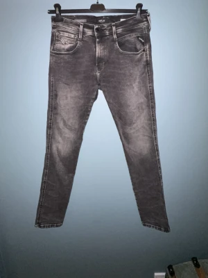  Grå Replay Abbas hyperflex - Ett par snygga grå jeans från replay. Modell Annas hyperflex vilket gör tyget stretchigt och skönt!