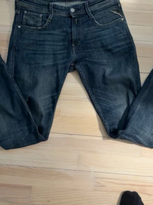 Replay anbass - Säljer ett par mörkblå replay anbass i storleken w30 L32