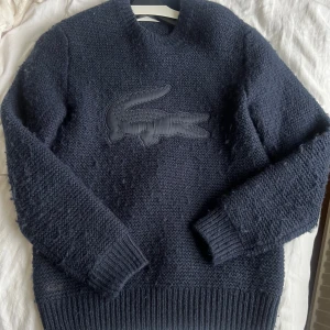 Lacoste tröja - Köpt på hede outlet i Kungsbacka. Aldrig använd ! Ordinarie pris 2000kr