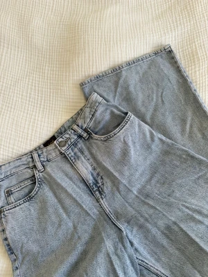 Ljusblå raka jeans med vida ben från Lee - Ljusblå raka jeans med vida ben från Lee. Storlek 27/31 