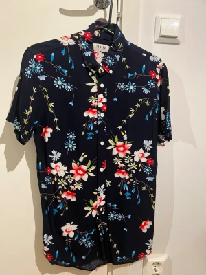 Fin blomskjorta från !Solid - Storlek XS. Endast använd en gång.