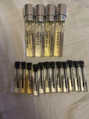 Parfymprover Essence mixade dofter - Hej jag säljer nu ett set med flera parfymprover från essnce. Perfekt för att testa olika dofter. Det är 12st x 2ml och 4st x 8ml. Alla parfymer är oanvända. Till nypris skulle detta kosta 600kr💗