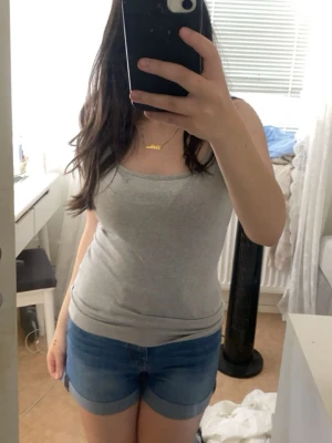 Blåa jeansshorts - Säljer ett par klassiska blå jeansshorts