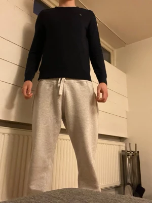 Mörkblå stickad tröja Morris - Snygg mörkblå stickad tröja från Morris i 100% merinoull. Tröjan har en klassisk rund halsringning och långa ärmar, perfekt för lager på lager eller som den är. Enkel och stilren design som passar till det mesta.