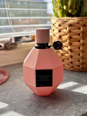 Flowerbomb Extreme parfym Viktor & Rolf - Flowerbomb Extreme från Viktor & Rolf är en parfym i en matt, ljusrosa, multifacetterad flaska med svart etikett och dekorativ svart blomdetalj vid halsen. Flaskan har en modern, geometrisk design och känns lyxig och trendig. 100ml. Endast testad 