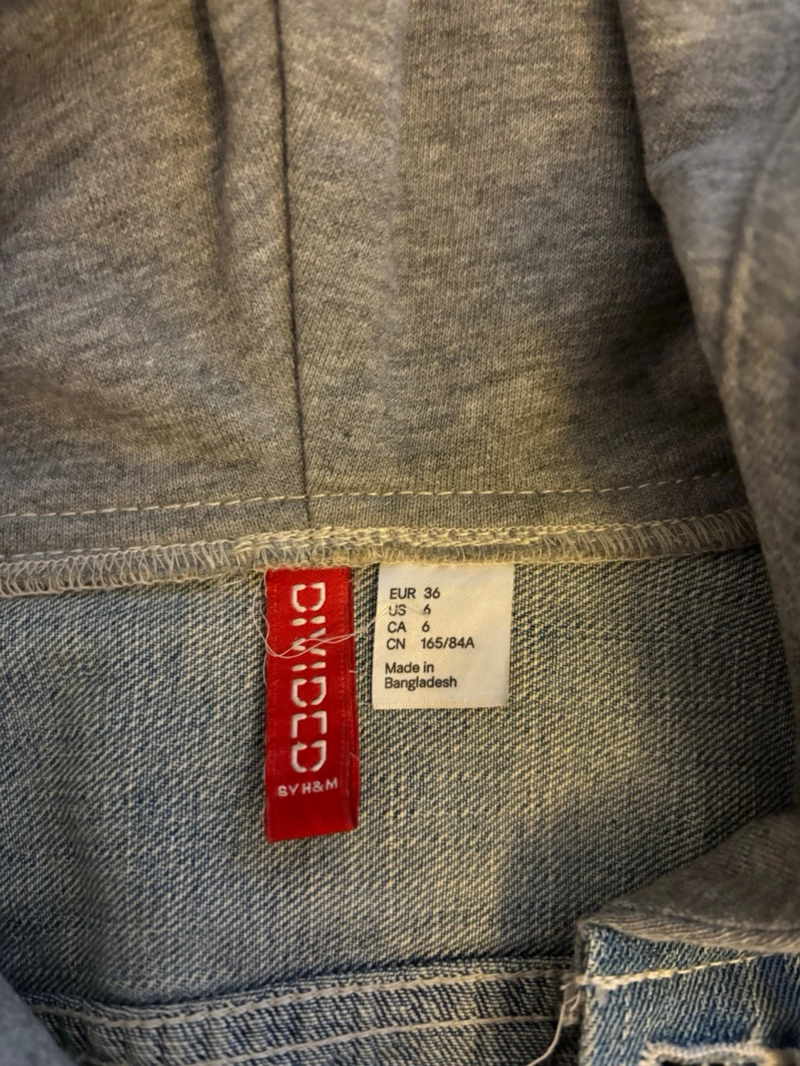 Jeansjacka med grå hoodieärmar - 2