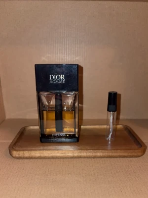 5ml Dior Homme Intense sample - 5ml sample av Dior Homme Intense, spara 10% på bundles, vid köp över 99kr ingår en gratis valfri 2ml sample 