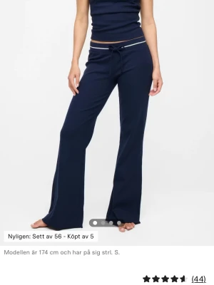 Mjukisbyxor från Bikbok - Supersnygga mjukisbyxor i en marinblå färg från Bikbok! Endast använda 2-3 gånger så är i fint skick!! 🩷Köptes för 349kr