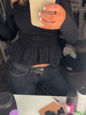 Mörkblå jeans från Cheap Monday - Säljer ett par mörkblå jeans från Cheap Monday som är slutsålda 🤍 i storlek 27/32 typ aldrig andvänd 