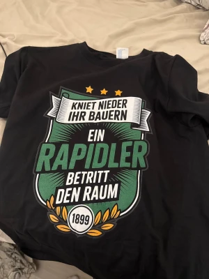 Rapid wien t shirt - Säljer nu en riktigt snygg rapid wien supporter tröja, går ej att få tag på om man inte varit på deras matcher!. 