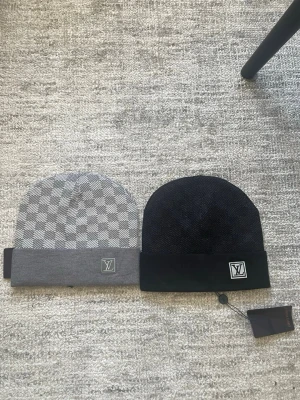Louis Vuitton mössor i grått och svart - Säljer en för 300 och båda för 500. Helt nytt skick på båda och aldrig använda, kom dm för fler frågor 