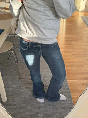 Blå bootcut jeans  - Snygga blå bootcut jeans från Fornarnia med snygga detaljer och låg midja💖