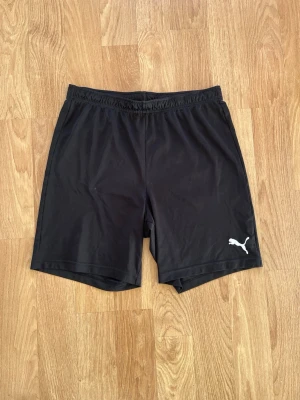 Svarta Puma Shorts DryCell strl L - Säljer dessa fina svarta Puma shorts i storlek L. Utan skador eller defekter. Saknar tyvärr snören.