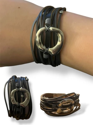 Svart läderarmband med metallspänne - Coolt svart armband i flera lager av läderband med ett stort, runt metallspänne i silverfärg. Armbandet har en trendig wrap-around design och detaljer i form av knutar och lindade trådar. Perfekt för dig som gillar en edgy och modern stil. Helt nytt- nypris 279 