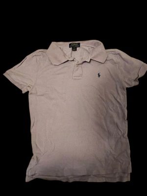 Ralph Lauren pike - Tja, säljer en Ralph Lauren pike, står att den är storlek L men passar bättre som M, vid frågor eller funderingar skriv gärna!