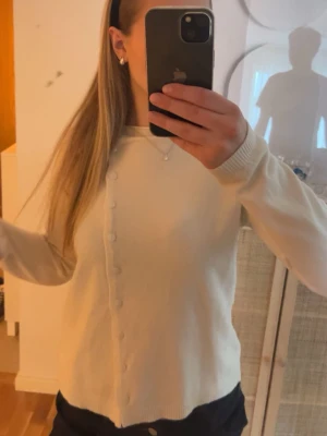 Krämvit kofta med knappar - Kofta med knapparna diagonalt😊storlek S!!