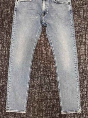 Lee jeans – W31 L32 – NYTT - Säljer ett par helt nya Lee Jeans i storlek W31 L32. Endast använda vid modellfotojobb – i övrigt oanvända. Premiumdenim med hög kvalitet och snygg passform.  Skick: Helt nya Storlek: W31 L32 Model: Luke  Hör gärna av dig vid frågor eller om du vill ha fler bilder