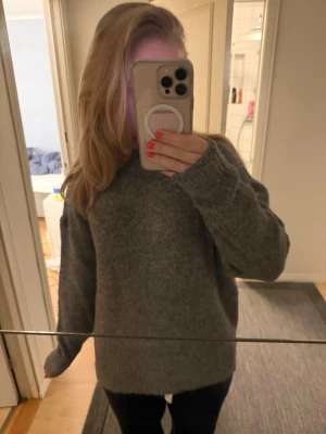 Grå stickad tröja - Mysig grå stickad tröja. Tröjan har en enkel, oversized passform. Den är ganska tjock i materialet. Använd typ 2 gånger och är i mycket bra skick. 