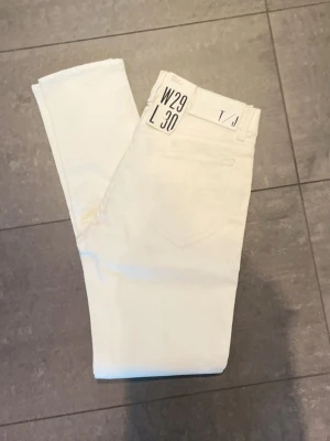 Tiger of Sweden Jeans Nya - Helt nya Tiger of sweden jeans med lappar och allt orört💯Ren vit färg perfekt för fester och liknande för riktigt bra pris jämfört med nypris på cirka 1599kr💔Skicka prisförslag och tveka inte på att skriva vid frågor!