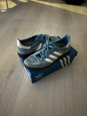 Adidas spezial blå  - Ett par riktigt snygga ljusblåa adidas spezial! Skorna är i bra skick och kan användas både inne och ute. Skriv vid frågor och kolla gärna in min profil för fler feta skor och kläder!