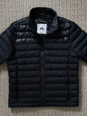 Marinblå dunjacka från J.Lindeberg - Tja! Säljer denna riktigt snygga jacka ifrån J.Lindberg | Storlek S | Hör av er vid minsta lilla fundering🙌