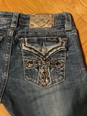 Miss me jeans  - Jag säljer ett par nästan nya miss me jeans som var lite för stora för mig, dom är blåa med fina detaljer