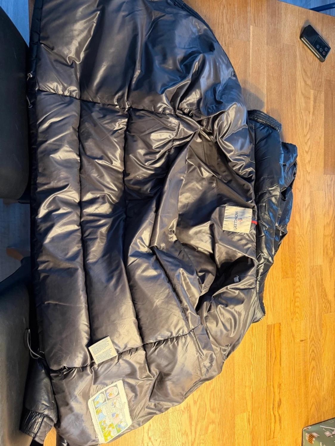 Svart dunjacka från Moncler med huva - 1