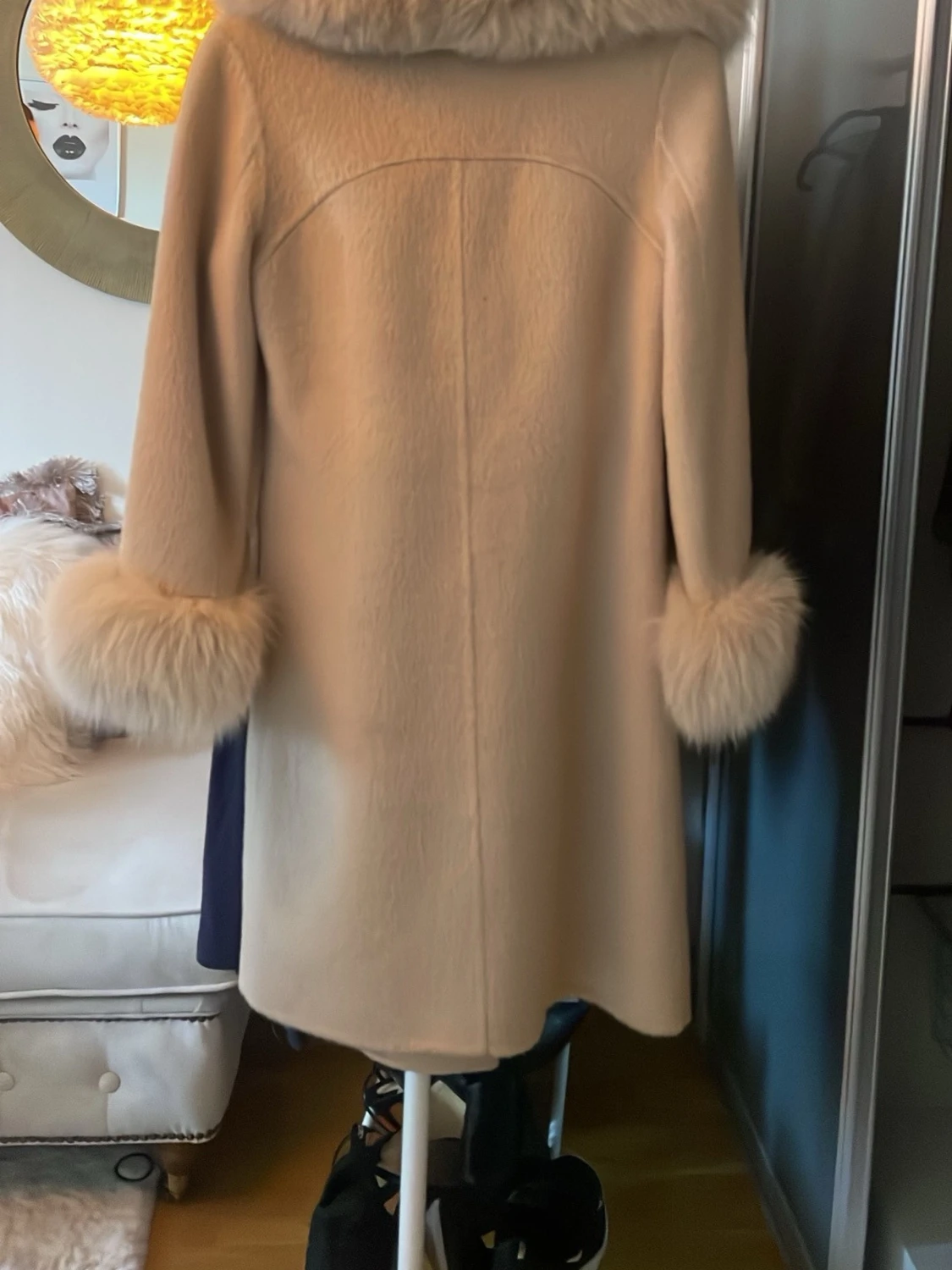 Beige kappa med äkta pälsdetaljer - 1