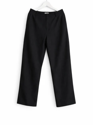 Svarta linnebyxor med raka ben - Snygga svarta linnebyxor med raka ben och hög midja. Byxorna har diskreta sidofickor, hällor för skärp och en enkel bakficka. Stängs med knapp och dragkedja fram. Perfekta för en clean och avslappnad stil.