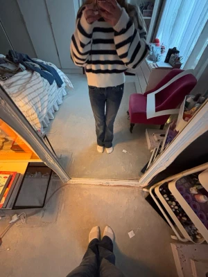 Blå true religion jeans med vingar uppsydda till 150 - Säljer ett par blå true religion jeans med glitter vingar och flare passform och snygg broderad detalj på bakfickan. Jeansen har normal midja fast är uppsydda till att passa mig som är 150. Använda runt 2-3 gånger. Säljer för att jag tycker att de är lite för stora i benen 😊