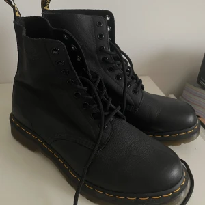 Dr. Martens svarta 1460 Pascal - Klassiska svarta boots från Dr. Martens i äkta läder med grov sula och gul söm runt sulkanten. Använda endast en gång! Ej behandlade. Nypris 2200kr. Har ej kvar skolådan.