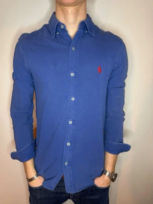 Blå skjorta Ralph Lauren  - Hallö! Nu har vi fått in denna tvär goa Ralph Lauren skjortan i storlek S men passar M. Pris 275 men kan gå ner vid snabb affär💙💯Skick 9/10! Hör av er vid frågor😊 // studio II Resell 