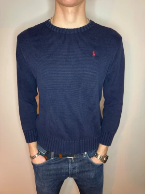 Blå Ralph Lauren Crewneck  - Hej! Vi säljer en Blå Ralph Lauren Crewneck i storlek S och skick 9/10! Vi säljer denna för endast 399kr, vi kan gå ner i pris vid snabb och smidig affär💙 // Studio II Resell 💯