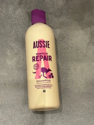 Aussie schampo,  Palmolive duschgel & By veira moisturize schampo - Säljer ett Aussie Miracle Repair schampo med vild persika-extrakt och en Palmolive UP! duschgel med doft av persikoblom och citrus. Schampot har lila detaljer och duschgelen är gul och grön med fruktmotiv. Perfekt för dig som vill ha fräscha hår- och hudvårdsprodukter. Samt ett moisturize schampo By veira, perfekt för dig som vill ha återfuktat hår! Produkterna har använts ett par gånger, mer än hälften är kvar i varje produkt. Ungefär 75% är kvar i varje. Pris kan diskuteras.