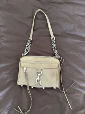 Väska  - Grå väska från Rebecca minkoff säljs i befintligt skick 