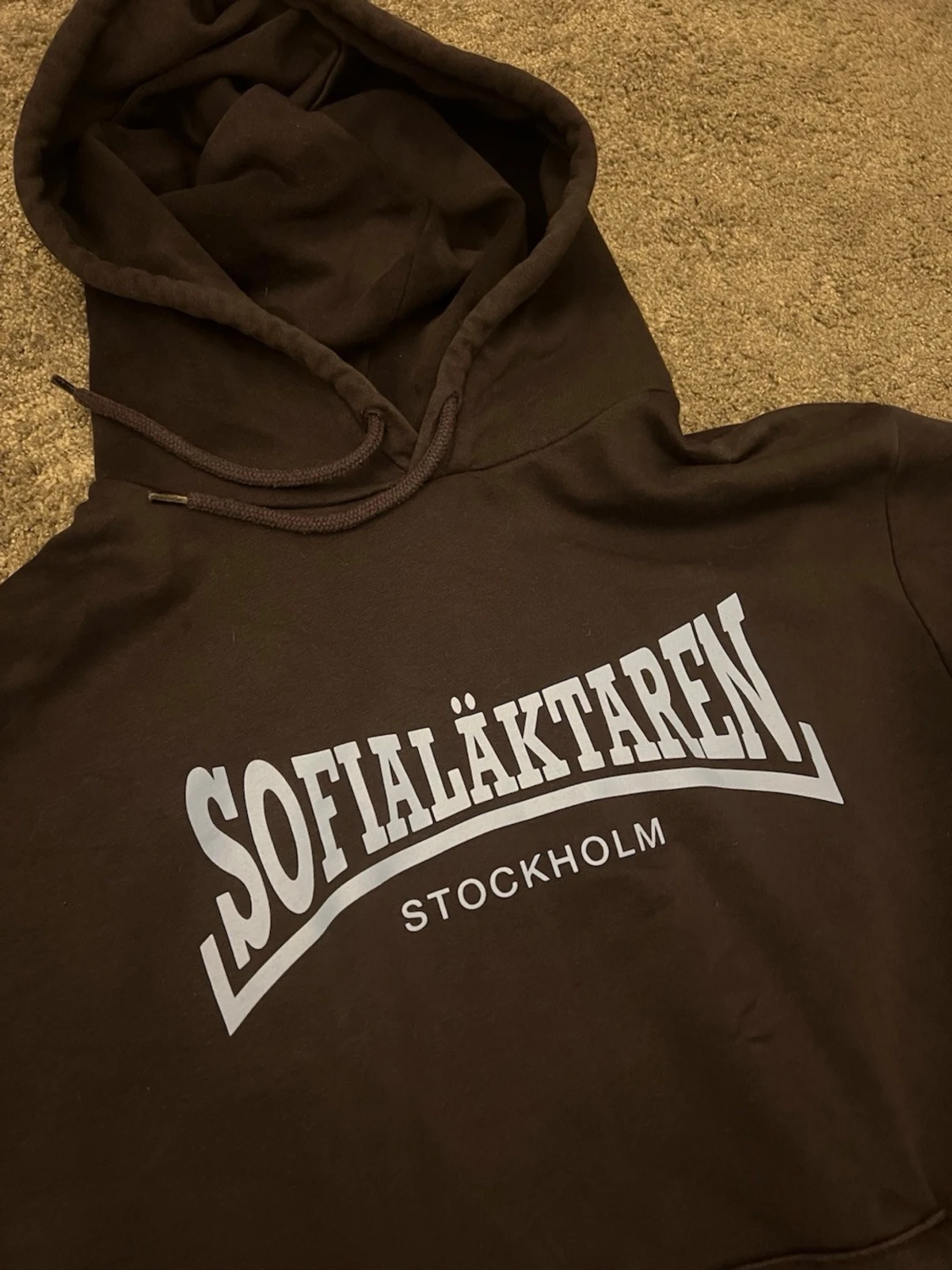 Svart hoodie Sofialäktaren Stockholm - 1
