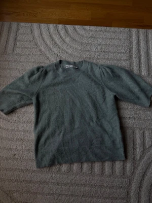 Ljusgrön stickad tröja från ONLY - Stickad T-shirt från only, sparsamt använd 