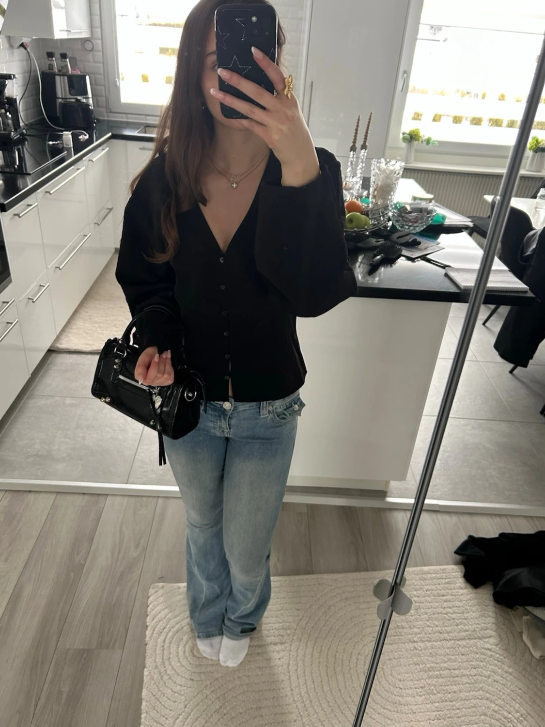 Svart v-ringad blus med knappar - 1