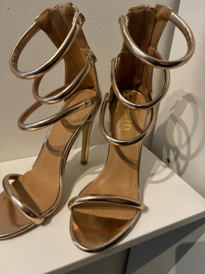 RAID high heels - RAID high heels in good condition. Prices are negotiable, tell me if you have any questions! 