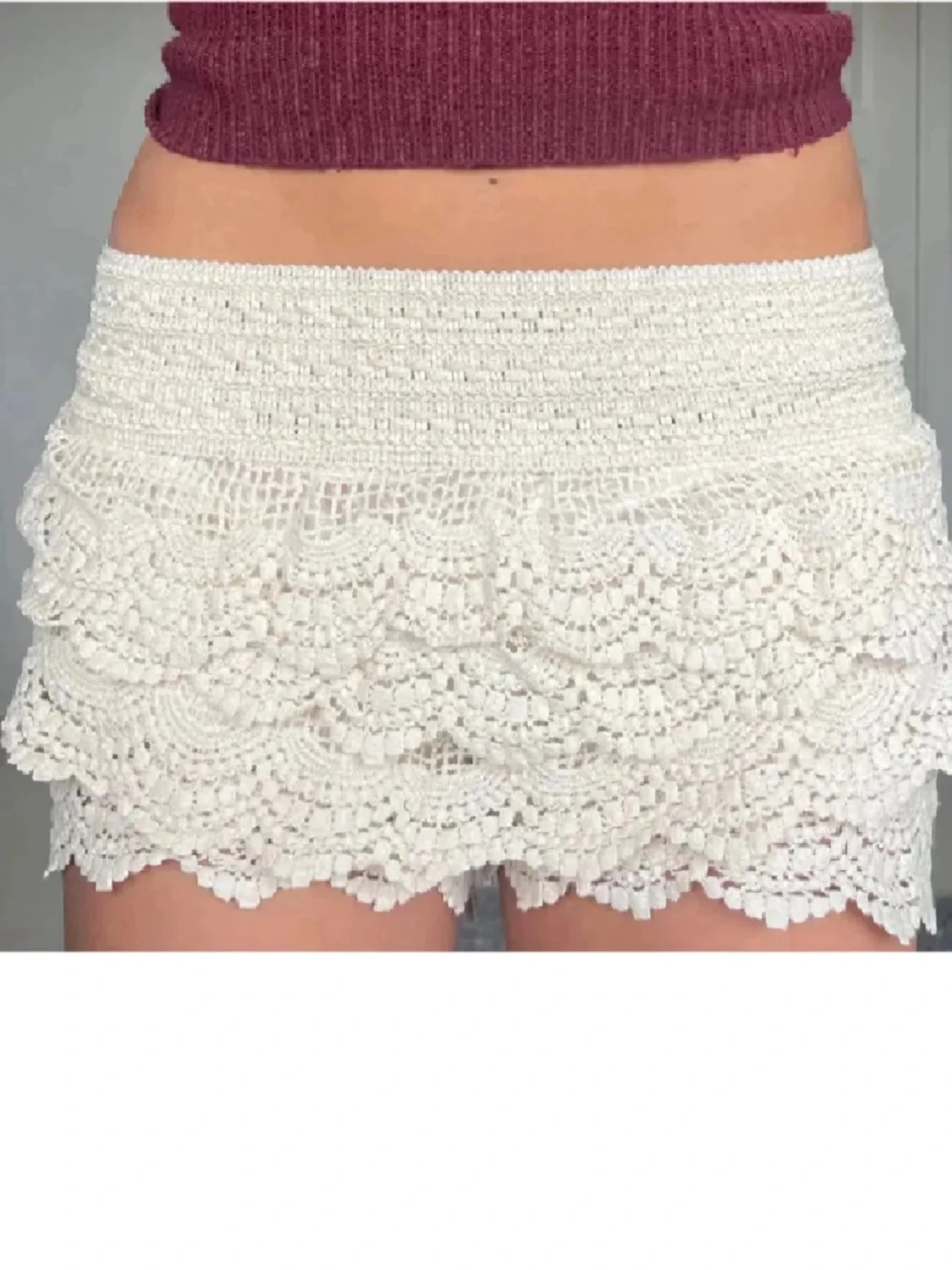 Vita virkade shorts med volang - 1