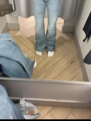 Ljusblå bootcut jeans - Säljer min jeans från hm använda ett fåtal gånger då jg inte tycker passformen passa mig .pris kan diskuteras.