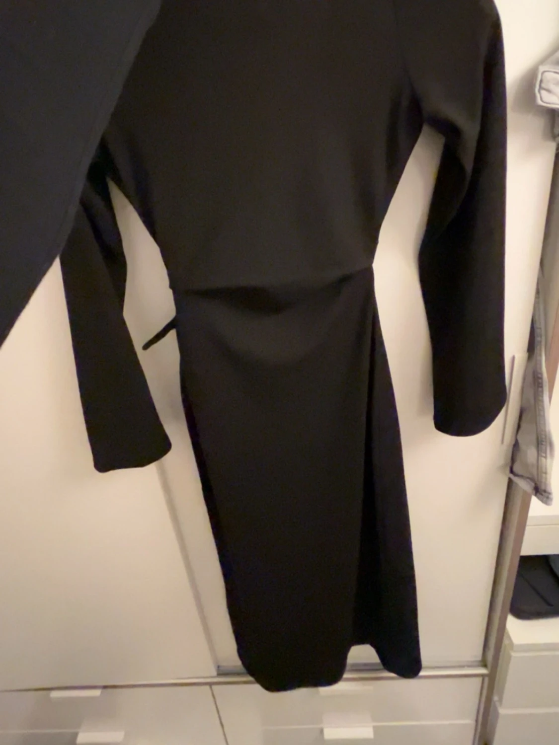 Svart omlottklänning med knyt - 1