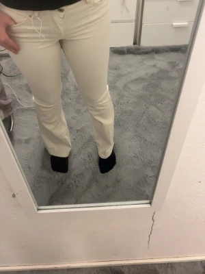 Vita bootcut jeans från Only - Säljer ett par kräm vita bootcut jeans från Only med klassisk femficksdesign och normal midja. Jeansen har en lätt utsvängd passform nedtill och är tillverkade i ett mjukt denimtyg som sitter skönt. Perfekta för dig som gillar en clean och fräsch look. Nypris 550. ALDRIG ANVÄNDA ENDAST TESTADE!!! Jag är 167 och längden är bra på mig hade sätt de passa Stolek M också så byxorna är stretchiga och jag på bilden är efter jag gått upp i storlek. Byxorna är lågmidjade 