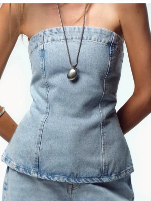 Ljusblå denim korsett-topp - Säljer en jeans topp ifrån Zara i storlek M, tröjan är aldrig andvänd och har prislappen kvar🤍är liten i storleken har egentligen S