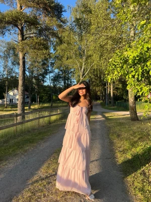 Klänning - Säljer min jätte fina klänning från i sommars, då den inte kommer till användning längre. Perfekt för sommaren eller bal 🥰 Är använd endast en gång. Skriv om du har frågor annars använd köp nu 💗